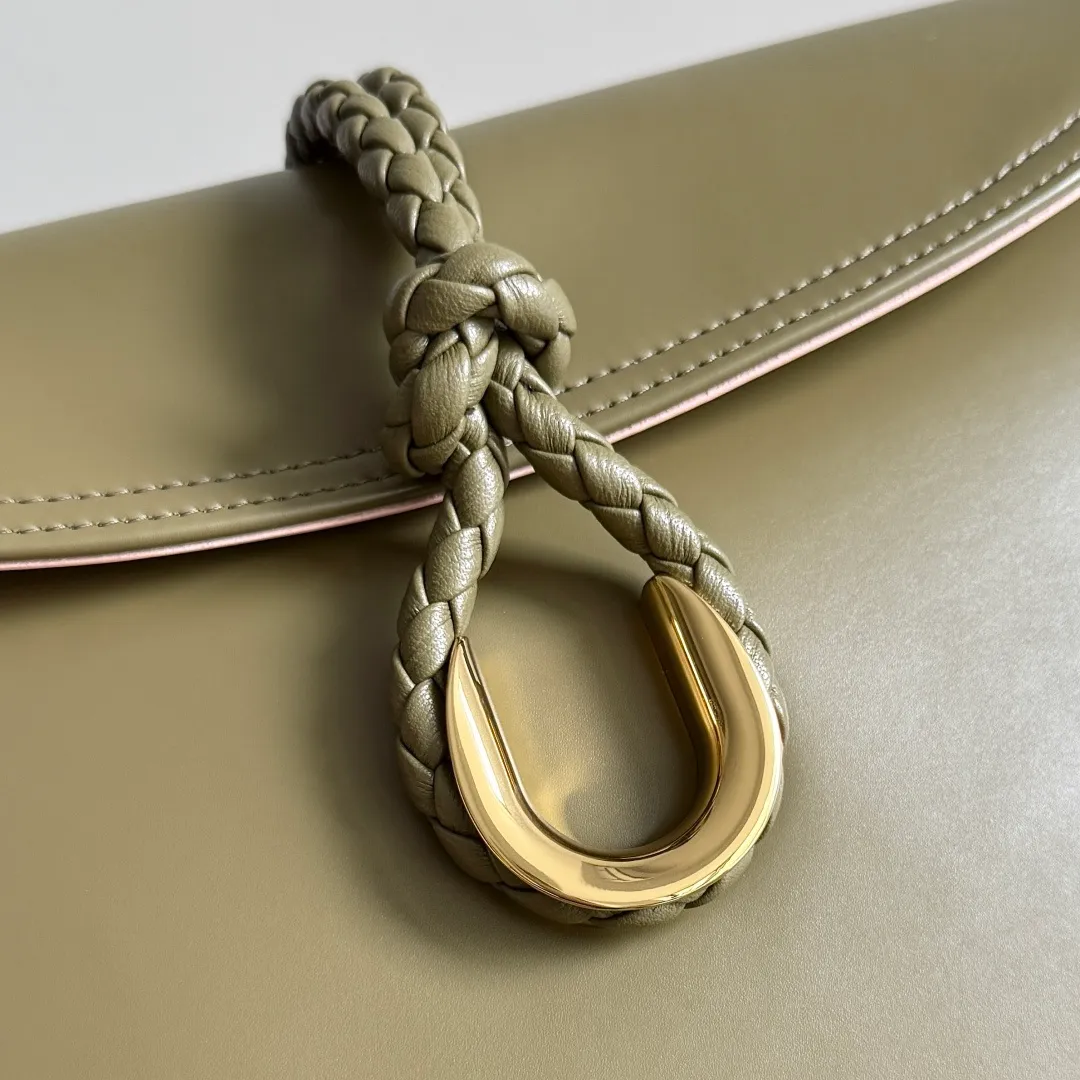 Batch 1680 Inspired by the 1970s, the Bottega Veneta women's logo shoulder bag has a smooth leather surface that brings a clean and handsome feel, just like the neatness and tenacity of a working woman. The front buckle is made of high-quality hardware pendant, the overall retro elegance, and the excellent leather feels soft. This Bottega Veneta series can be described as beautiful, weakening the complexity of the outfit, not competing for it, and only using the best quality to interpret itself. Style number: 806034 (large size) Size: 30*20*8cm